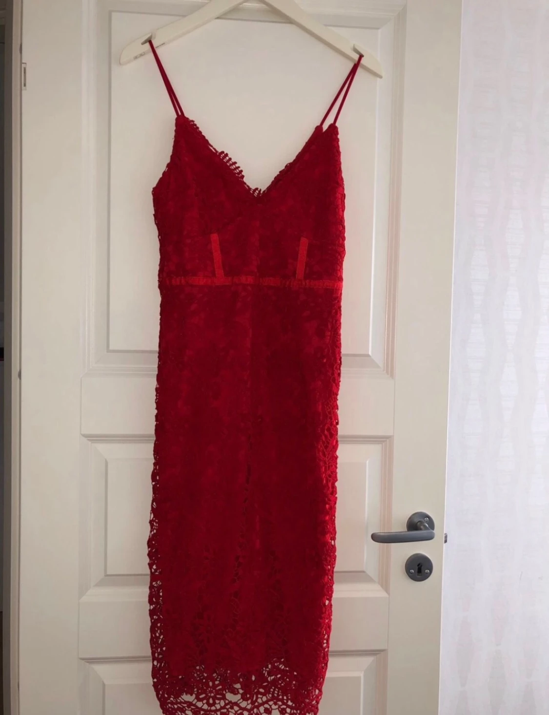 Röd spetsklänning med smala axelband