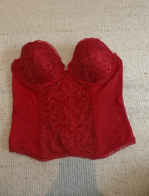 Elegant röd korsett med fina detaljer  - Size: 85B Length: 34cm Waist: 33cm x2 Cup:↕️15cm↔️17cm 
