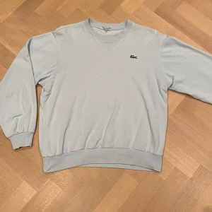 Lacoste tröja - Snygg Lacoste tröja. Står ingen storlek i den men uppskattas till small. Kan gå ner i pris vid snabb affär.