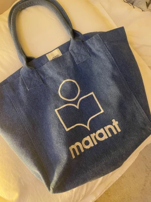Isabel Marant totebag väska  - Isabel Marant totebag! Väskan är i super fint skick då den är varsamt använd! Blå färg med vit broderad logga. Väskan är perfekt till allt! Pris kan diskuteras! Kvitto osv finns 🩵