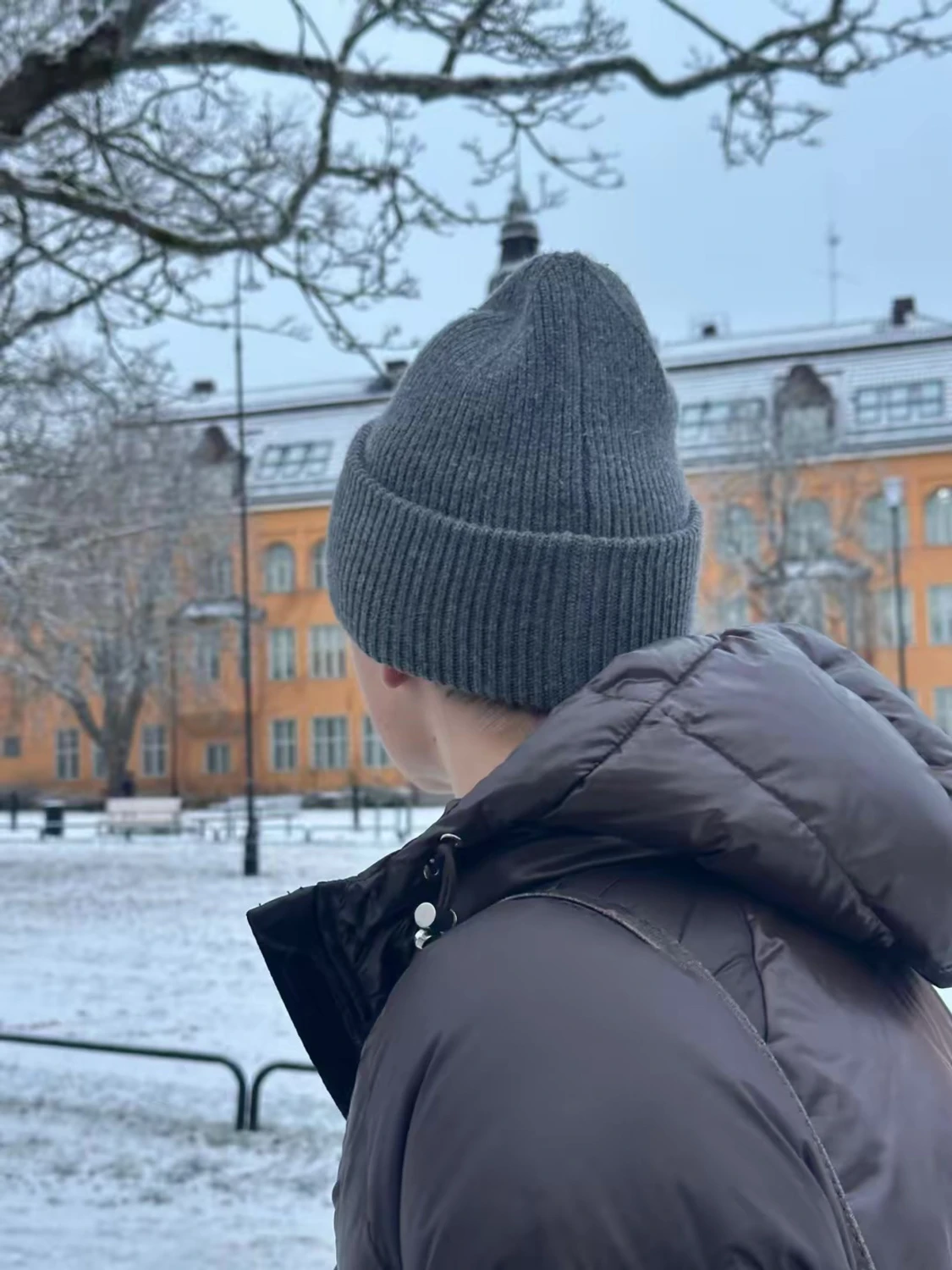 Grå ribbstickad mössa från MIUMO - 1