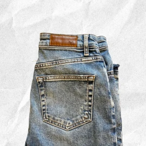 Slitna Jeans  - Slitna Jeans med högmidja och flera knappar och ingen zipper. Skitsnygga på! Inte för tighta men sitter ändå bra! Jag är 168cm lång för referens.