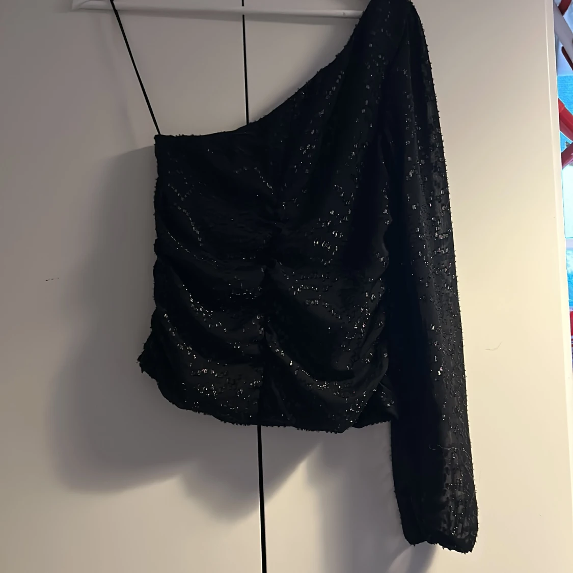 Svart glittrig oneshoulder-top från ONLY - 2