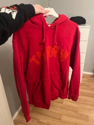 Röd hoodie  - Röd hoodie med tryck, väldigt skön 