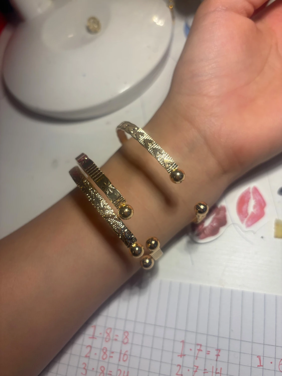 Tre guldiga armband med mönster - 1