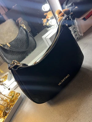 Svart axelväska från Valentino - Skriv om ni undrar något 💕 