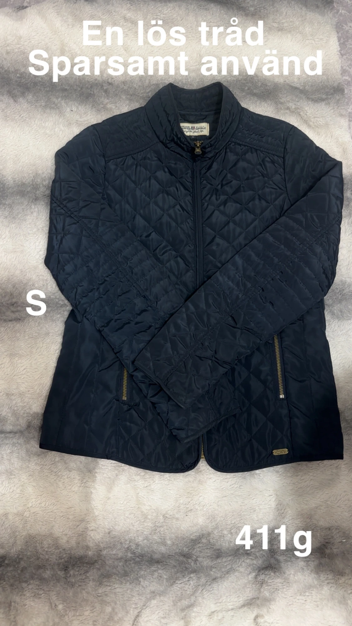 Mörkblå quiltad jacka storlek S