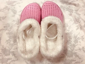 Rosa fluffiga tofflor med syntetpäls - Supermysiga rosa tofflor med ventilerande hål upptill och mjukt vitt syntetpälsfoder på insidan. Perfekt för att hålla fötterna varma hemma. Sulan är rosa och har bra grepp, och tofflorna har en rund tå och platt sula.