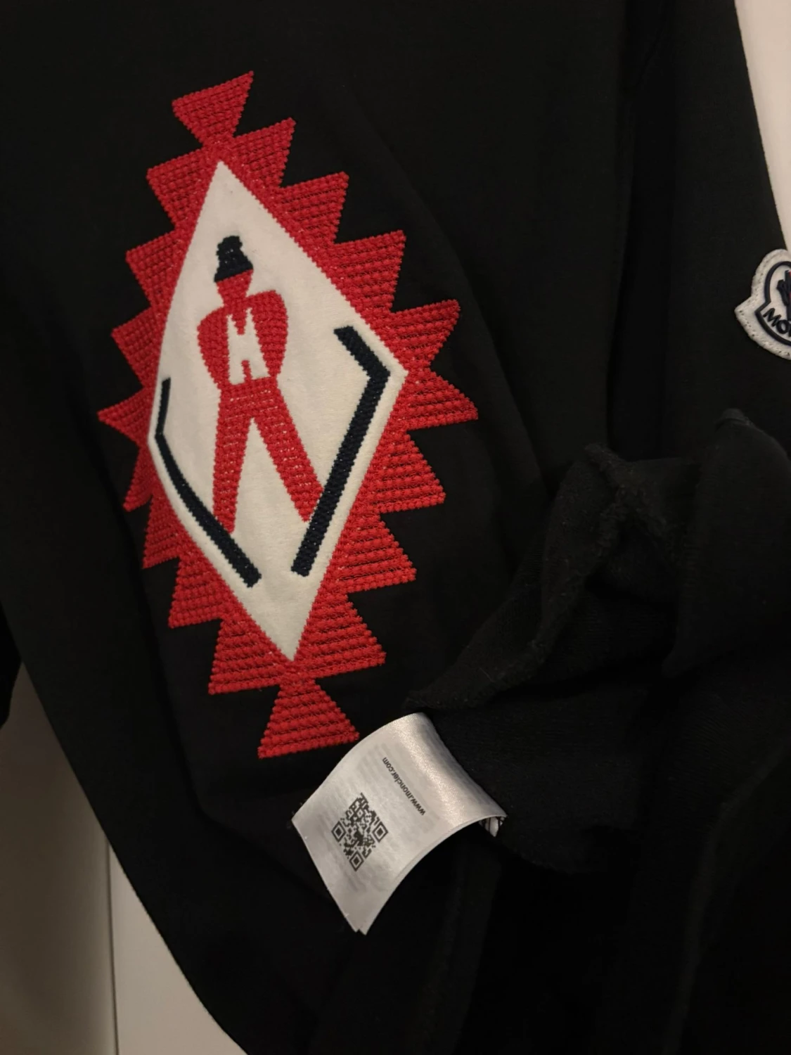 Svart hoodie från Moncler med brodyr - 1
