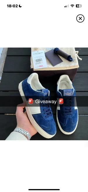 🚨 Giv3away flycrews royal blue 🚨  - Stegen är enkla! Steg1: följ kontot. Steg2: tipsa 2 vänner. Steg3: följ .trendstoree på tiktok! Stort lycka till!🤩