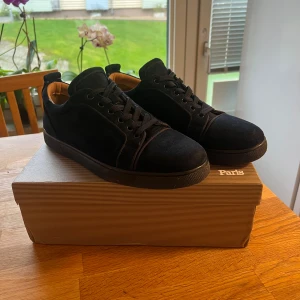 Christian Louboutin - Snygga sneakers från Christian Louboutin i mjuk mocka med rund tå och platt sula. Skorna har svarta snören och diskret broderad logga på hälen. Insidan är beige och de har en stilren, minimalistisk look som passar till jeans eller chinos. Priset går att diskuteras mvh.