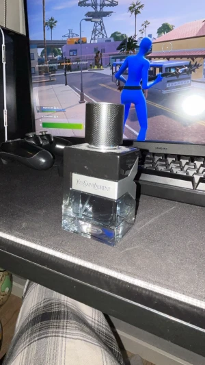 Yves Saint Laurent herrparfym - Stilren parfym från Yves Saint Laurent. Perfekt för dig som vill ha en ikonisk doft på hyllan. Volym och ingredienser syns ej på bilderna. Mycket kvar i den. Nås på Snapchat: Alexander.skane