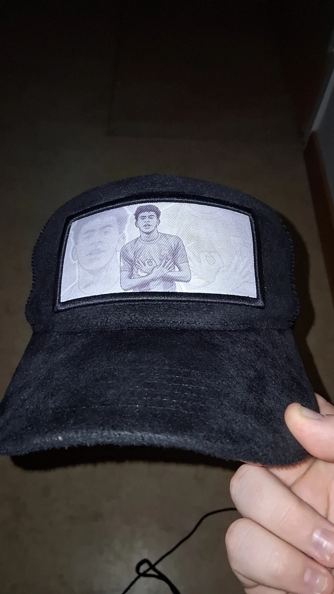 Svart truckerkeps med tryck