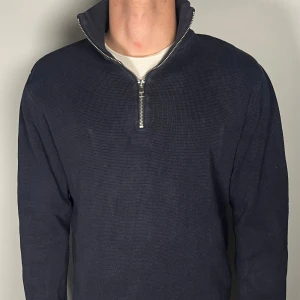 Halfzip - Säljer en riktigt snygg och trendig halfzip i fint skick, storlek M, vid frågor är det bara att skriva //Gramenti