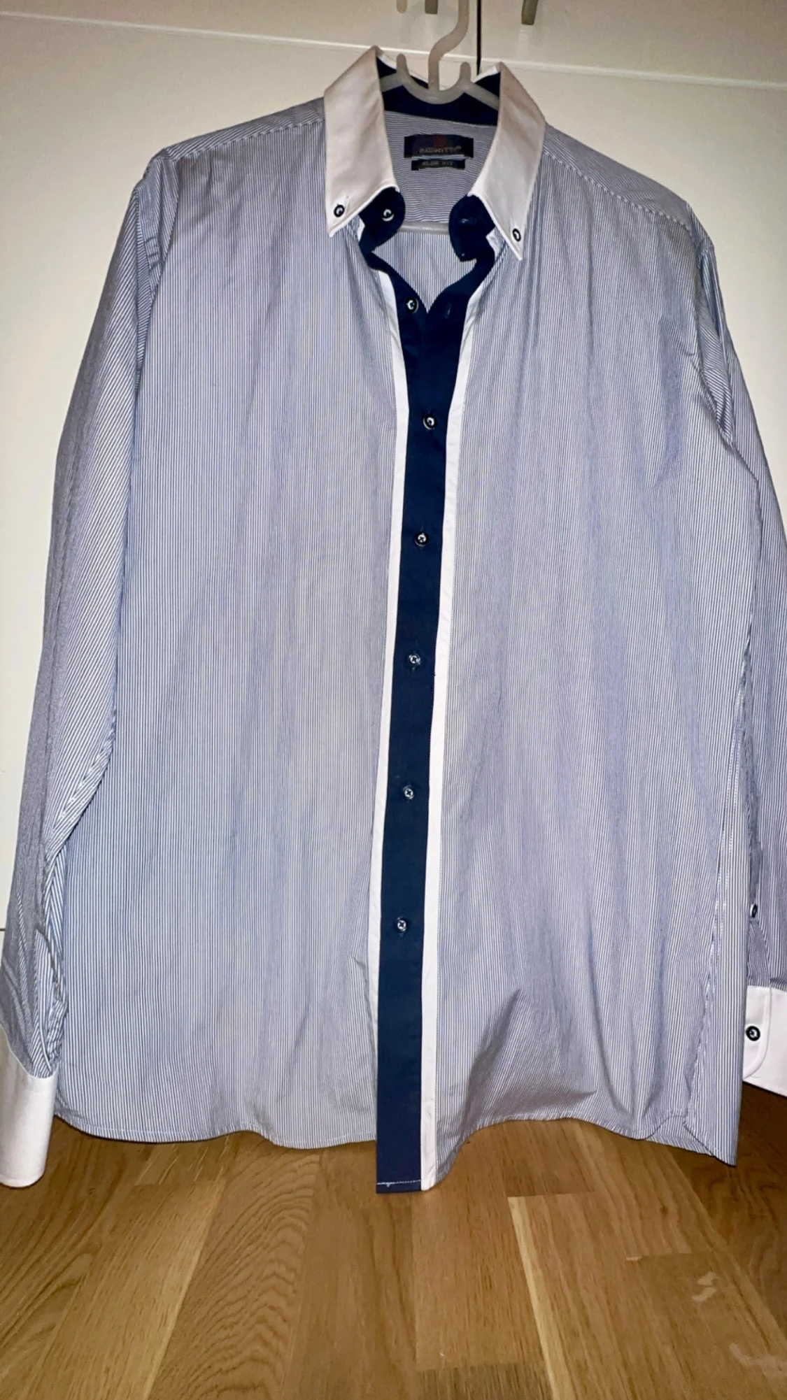 Snygg /Randig skjorta från Baurotti slim fit - i bra skick!