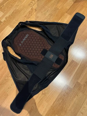 Ryggskydd - Alpint ryggskydd, väst med dragkedja och midjeskärp.