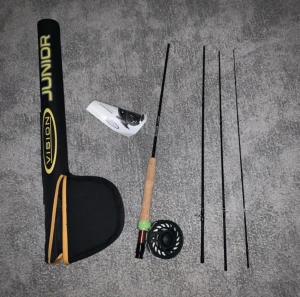 Flugfiskespö junior vision - Det här flugfiske spöt köpte jag för två år sedan och sen dess har det bara tagit plats. Spöt heter vision junior och är 7,6 foot långt och är använt en gång. Ny pris 2600kr