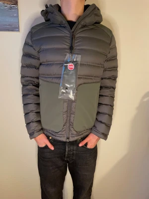 Colmar jacka  - Helt ny Colmar jacka. Storlek Eu 48 (S). Nypris: 5400kr mitt pris:2600kr! Hör av er vid frågor och funderingar. 