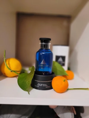 Jean Lowe Azure Eau de Parfum - Nära Lv Afternoon swim, en citrus fresh hög kvalitativ parfym, 100ml med inga sprays än, Kommer I originell box. Pris kan alltid diskuteras
