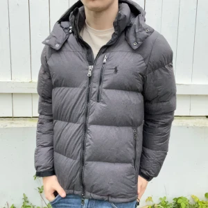 Ralph Lauren dun jacka  - Ralph Lauren puffer jacka går / dun jacka. Inga defekter! Hur najs som helst, en personlig favorit hos oss. Modellen är 180 cm 75 kg och bär M.  Rekommenderar till ungefär 177-187. Kom med frågor