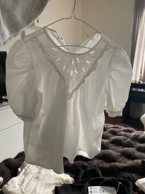 Vit blus från Gina Tricot - Säljer en vit blus från Gina Tricot i storlek 158/164. Blusen har puffiga korta ärmar och en rund halsringning 