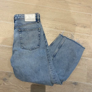 Zara jeans  - Säljer dessa jeansen som är köpta på Zara som är i super bra skick, inga tecken på användning. 