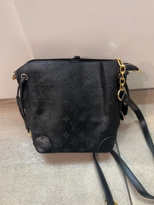 Svart  quiltad handväska - Snygg  svart väska .