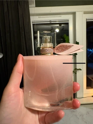 La vie est Belle Vanille nude - God doft från Lancôme, men säljes då jag har andra parfymer som passar mig bättre. 50 ml flaska, men är använd några gånger. Se mängd kvar på bild!