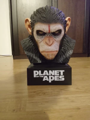 Planet of the Apes: Primal Collection - Samlarutgåva av Planet of the Apes-filmerna i en unik apbyst-förpackning. Perfekt för dig som älskar klassiska sci-fi och vill ha något riktigt coolt i bokhyllan. Innehåller flera filmer på Blu-ray – en riktig höjdare för filmkvällar med vänner!