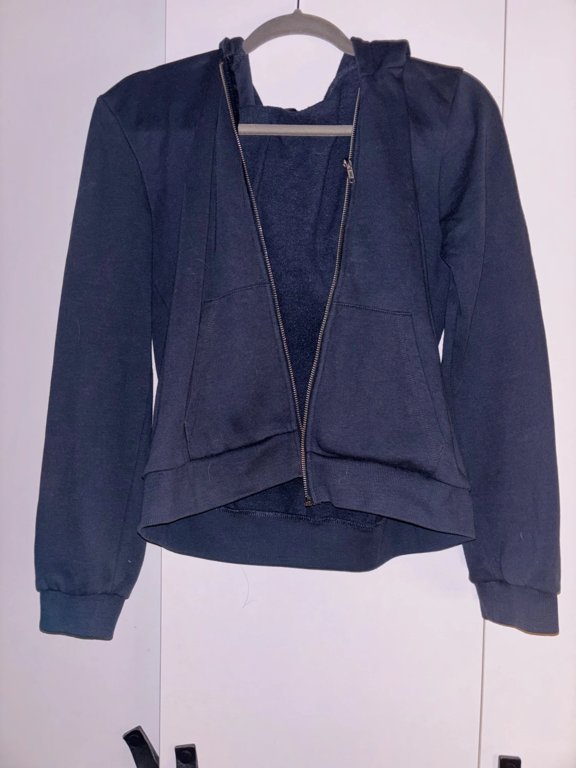 Mörkblå hoodie med dragkedja