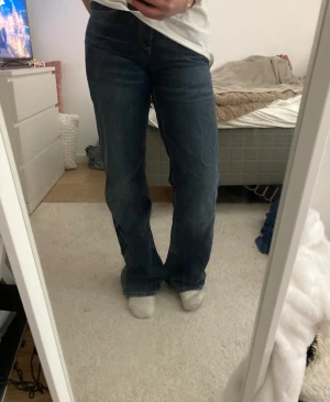 Zara Jeans - Zara Jeans dom har medelhög midja, andvönda 1 gång och raka/breda längst ner.