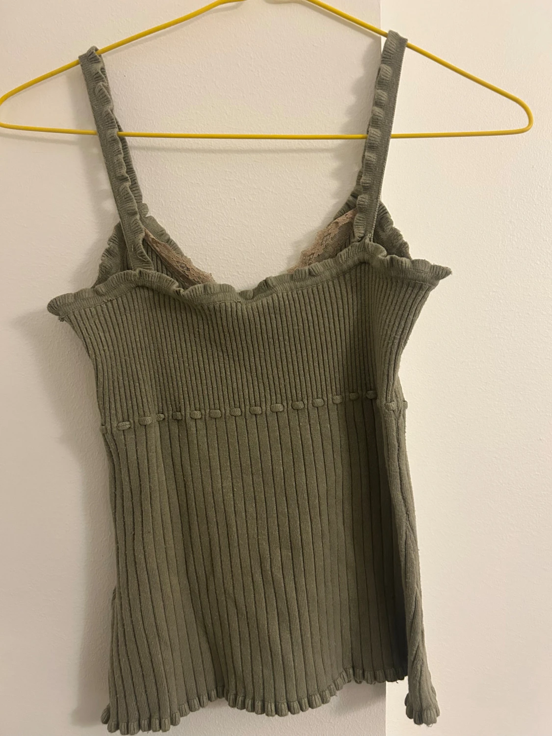 Olivgrön ribbad topp med knyt - 1