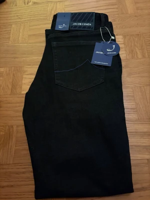 Jacob cohën - MÖRKBLÅ, ser svarta ut i bilden pågrund av dåligt ljus.                                                                                 Skick:10/10 nytt                                                       Frakt: inom 24h                                                            Skriv gärna med prisförslag eller om du har frågor!