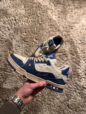 Blå/vita klassiska sneakers  - Säljer du tt par bra och stilrena skor som är lite mer inriktade mot vinterskor för dom är ganska tjocka och varma !