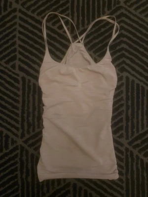 ljusrosa linnetopp med smala axelband - Materialet känns mjukt, vilket gör den superbekväm att bära. sydd till xs!!
