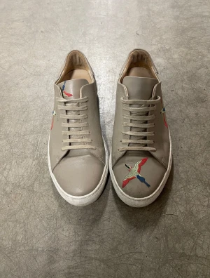 Axel arigato skor - Säljer ett par Axel arigato i gott skick i storlek 42. Pris kan diskuteras