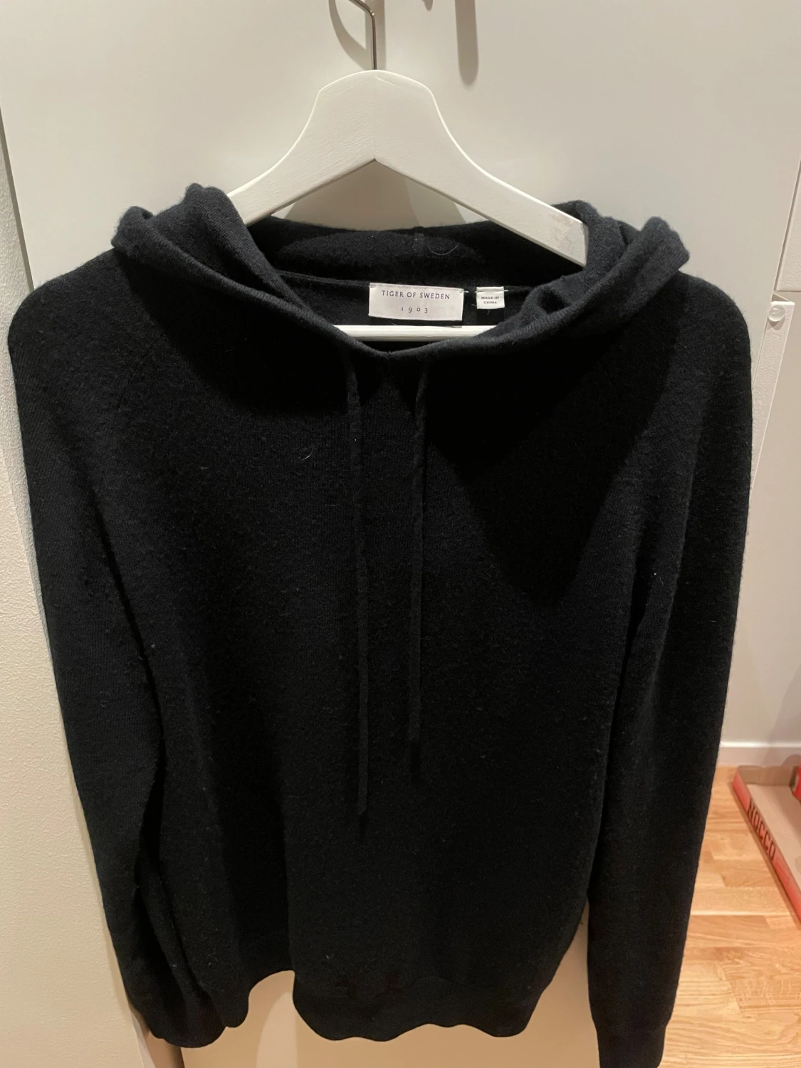 Svart hoodie från Tiger of Sweden