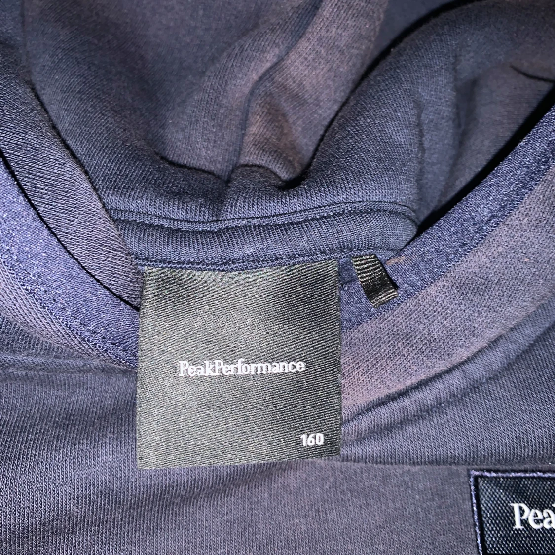 Mörkblå hoodie från Peak Performance - 1