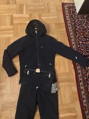 Sprillans Skidställ J.lindeberg - Säljer mitt skidställ jag köpte förra året då jag inte har fått användning för det alls, endast provat. Nypris på detta är 7500kr. Asbra för den som vill vara snyggast i backen!