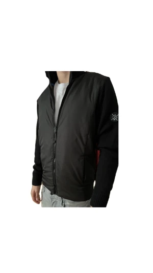 Unik* svart cardigan - Eftertraktad svart cardigan jacka ifrån indicode jeans. med hög krage och hel dragkedja framtill. Jackan har ett stilrent axel märke på vänster ärm och två sidofickor. Materialet är mjukt och lätt, perfekt för lager-på-lager. Passformen är normal och designen är enkel utan mönster.