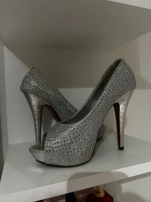 Iconic heles - För dig som var besatt av Kim kardashiens stil under 2000s skulle älska dessa ikoniska klackar. Använd 4 gånger sen jag köpte dom för 10 år sen. Unika och svårt att hitta någon annanstans.  Storlek:38  Köpt:Tyskland  Betalat:2 799 kr