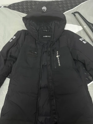 Sail Racing jacka  ( unisex ) - Köpte denna 2024, den köptes för cirka 3500kr. Och den kommer inte till användning mer. Den är använd 2/3 gånger sen så tröttnade jag för jag har massa jackor i garderoben och denna fastnade där så nu vill jag sälja den. Den är väldigt bra i skick ser ut som ny. Storleken är XS men sitter som S så det är en blandning på de.