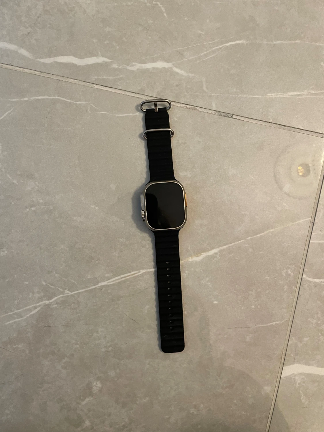 Apple Watch Ultra med svart sportband
