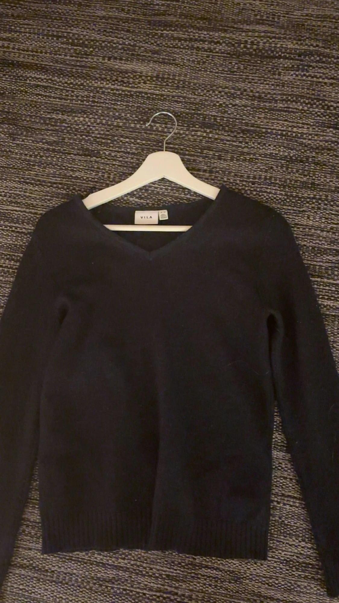 Mörkblå stickad tröja från vila  - 1