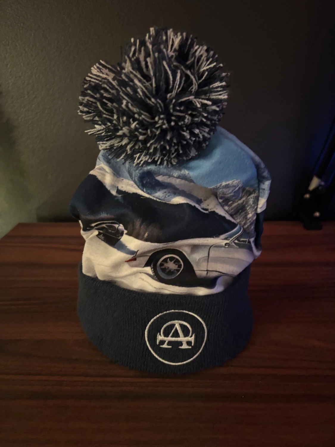 Mössa med bilmotiv och tofs med märket all cap one!