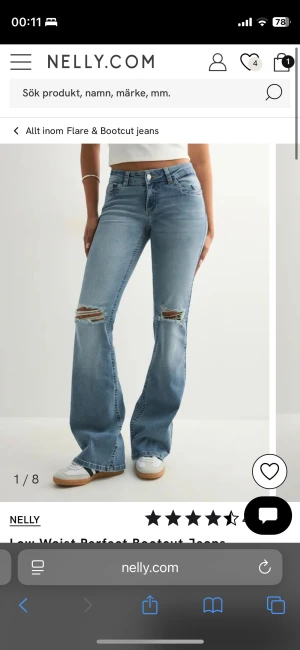 Lågmidjade bootcut jeans med slitningar - Säljer dessa jeans från nelly som har slitningar på benen. De är i stretchigt matrial och storlek 34. Obs jeansen är uppsydda då de var för långa till mig men kan sprätta upp jeansen om det skulle behövas, just nu är innerbenslängden 75 cm💗💗Nypris 700 kr