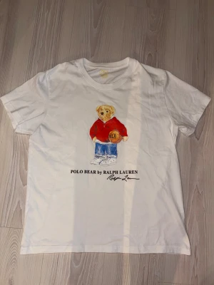 Vit Polo Bear t-shirt från Ralph Lauren - Oanvänd, tyckte inte passformen var som jag hade tänkt mig att den skulle vara. Men väldigt bra skick då jag bara provat den.