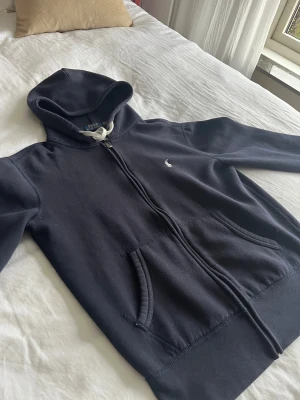 Mörkblå hoodie från Polo Ralph Lauren XS - Mörkblå hoodie från Polo Ralph Lauren i storlek XS. Skriv vid frågor eller intresse!