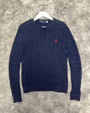 Polo Ralph Lauren Cable knit Navy - Klassisk cable knit kofta i marinblått. Väl använd med fläckar på både rygg och framsida, men fortfarande snygg i passform och färg. Skick: 7/10 Pris kan diskuteras 📦 Skickas eller möts upp