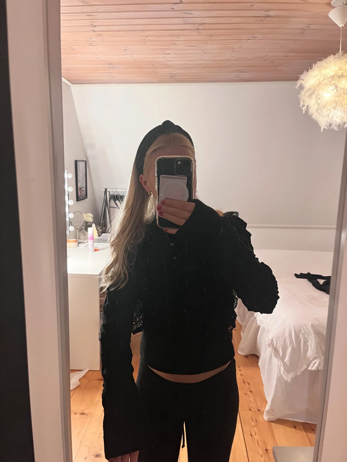 Svart tröja med volang och spets från Zara  - 2